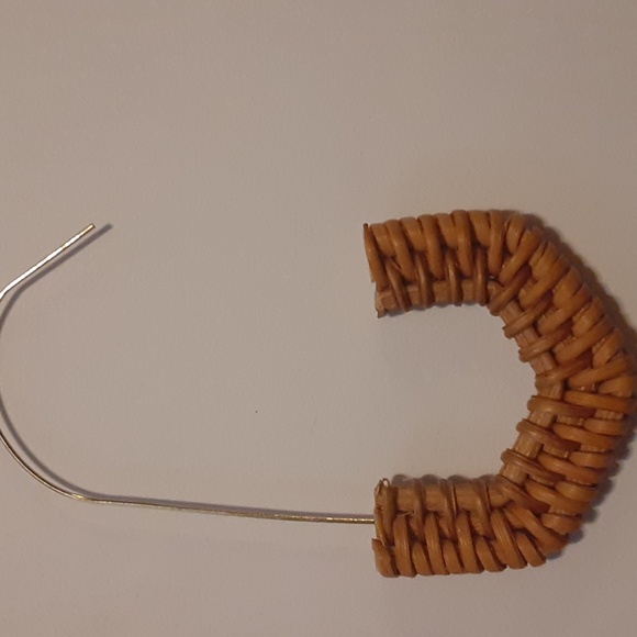 Bohemian style wooden earrings - Picture 2 of 3